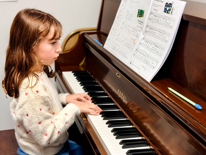 How Music and Arts Online Lessons Help Kids Stay Creative Indoors
